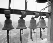 81556 Interieur van de Nicolaikerk (Nicolaaskerkhof) te Utrecht: gezicht op een gedeelte van het carillon in de toren ...